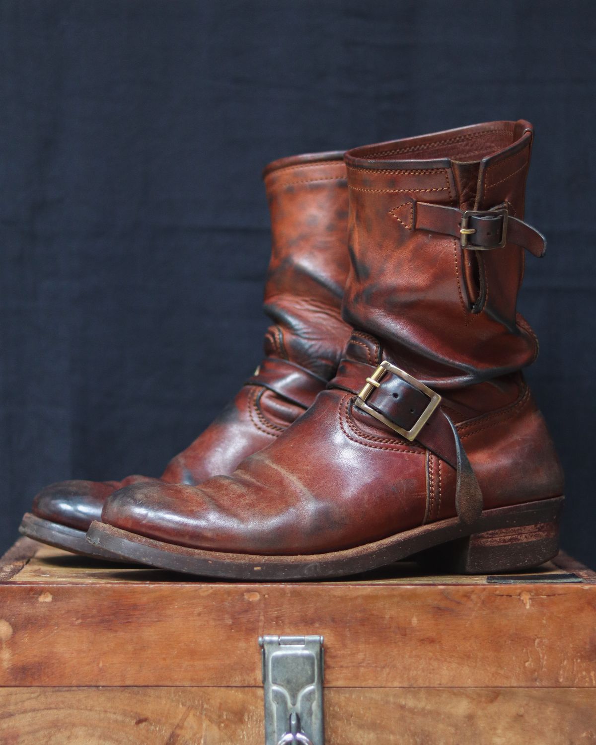 Photo by januardwijuang on April 1, 2025 of the Briselblack The Keeper 'Type 2' Engineer Boot in Toscanello Waxed Horsebutt Maryam Tannery.