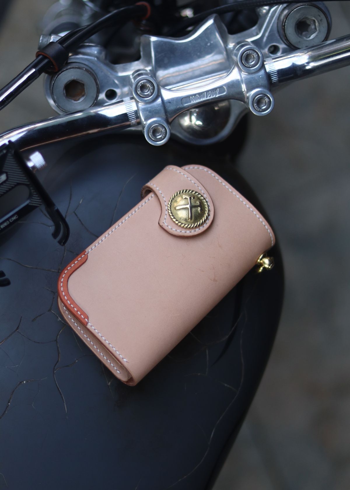 Photo by januardwijuang on September 22, 2025 of the Siege Leather Middle Concho Wallet in Indonesian Natural Veg Tan.