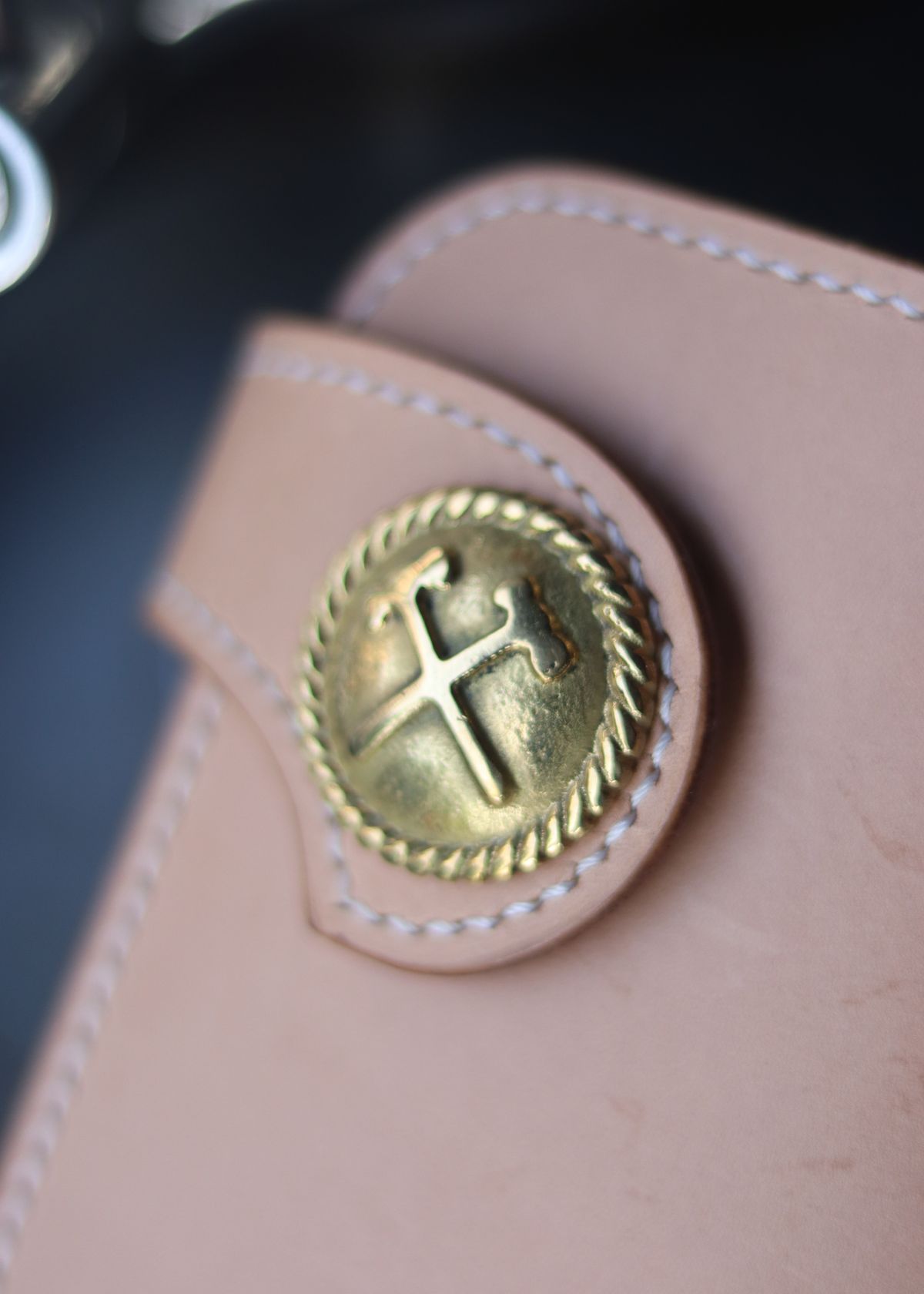 Photo by januardwijuang on September 22, 2025 of the Siege Leather Middle Concho Wallet in Indonesian Natural Veg Tan.
