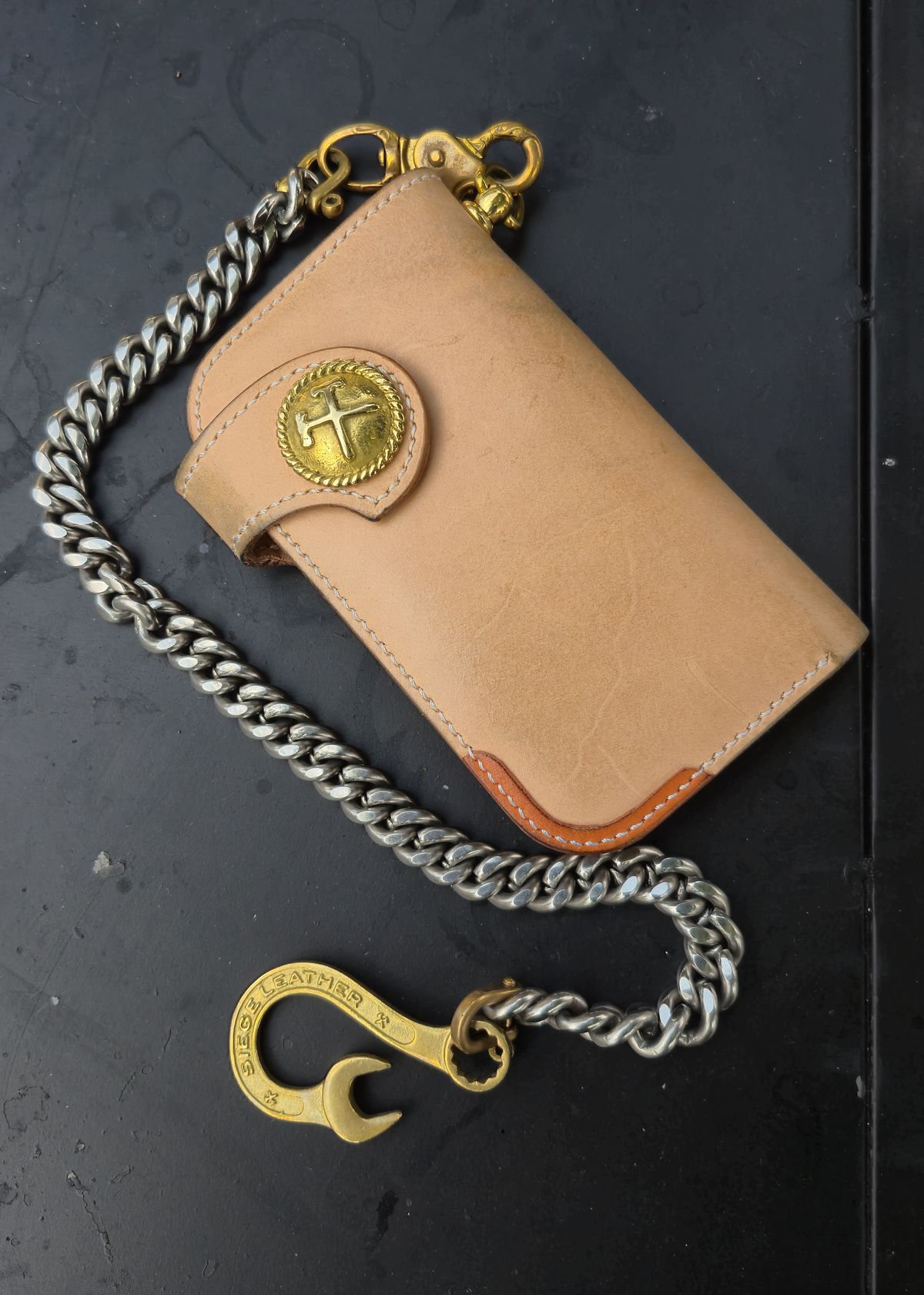 Photo by januardwijuang on October 7, 2025 of the Siege Leather Middle Concho Wallet in Indonesian Natural Veg Tan.