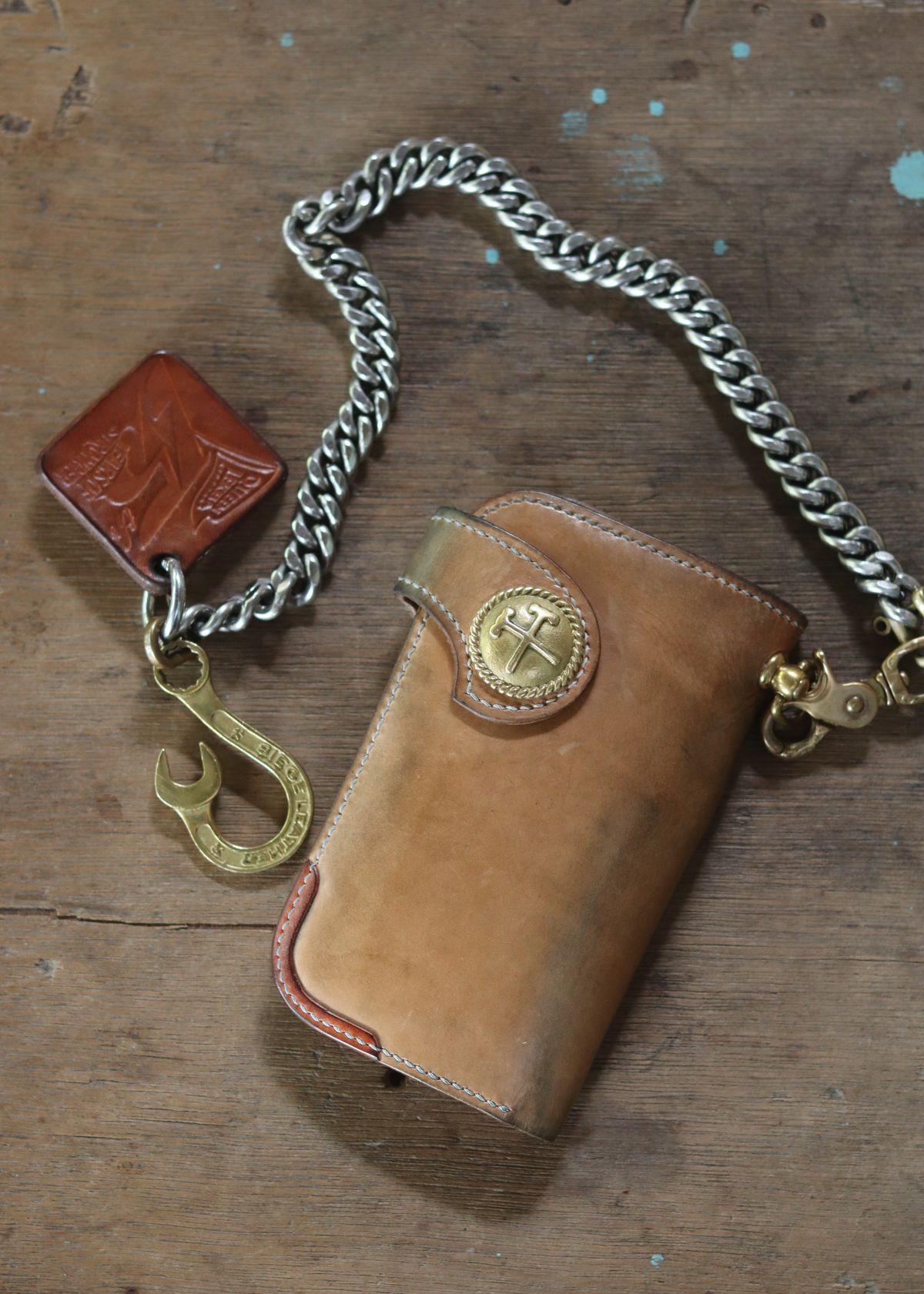 Photo by januardwijuang on December 31, 2025 of the Siege Leather Middle Concho Wallet in Indonesian Natural Veg Tan.