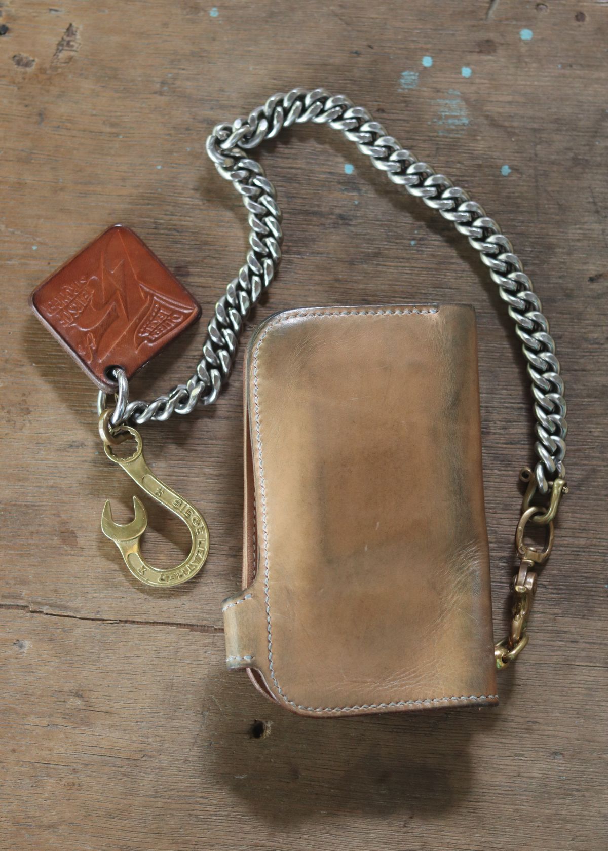 Photo by januardwijuang on December 31, 2025 of the Siege Leather Middle Concho Wallet in Indonesian Natural Veg Tan.
