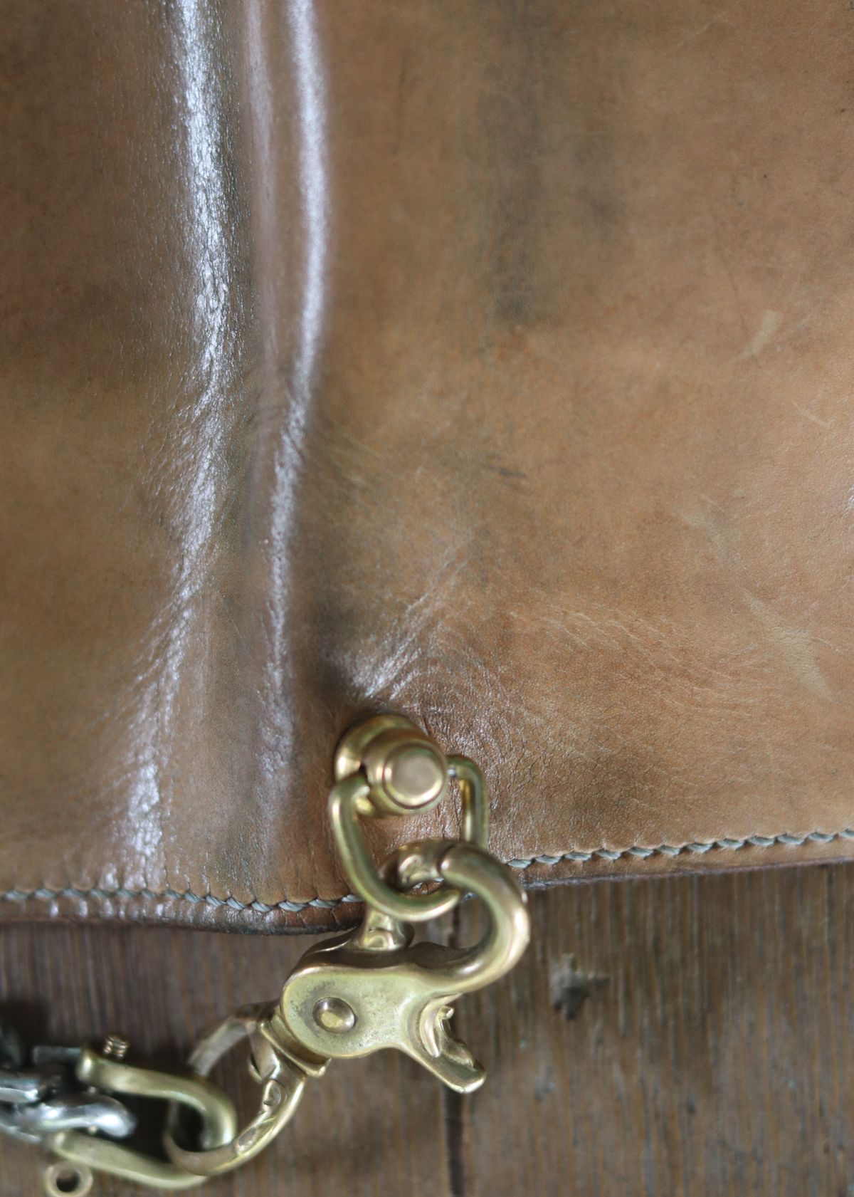 Photo by januardwijuang on December 31, 2025 of the Siege Leather Middle Concho Wallet in Indonesian Natural Veg Tan.