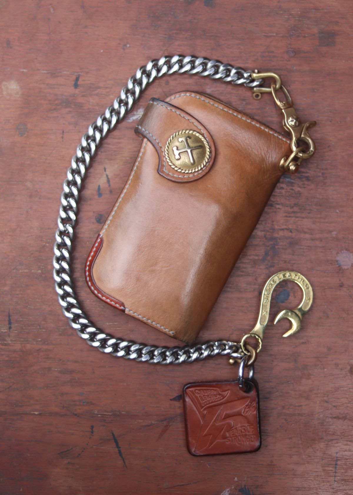 Photo by januardwijuang on March 1, 2026 of the Siege Leather Middle Concho Wallet in Indonesian Natural Veg Tan.