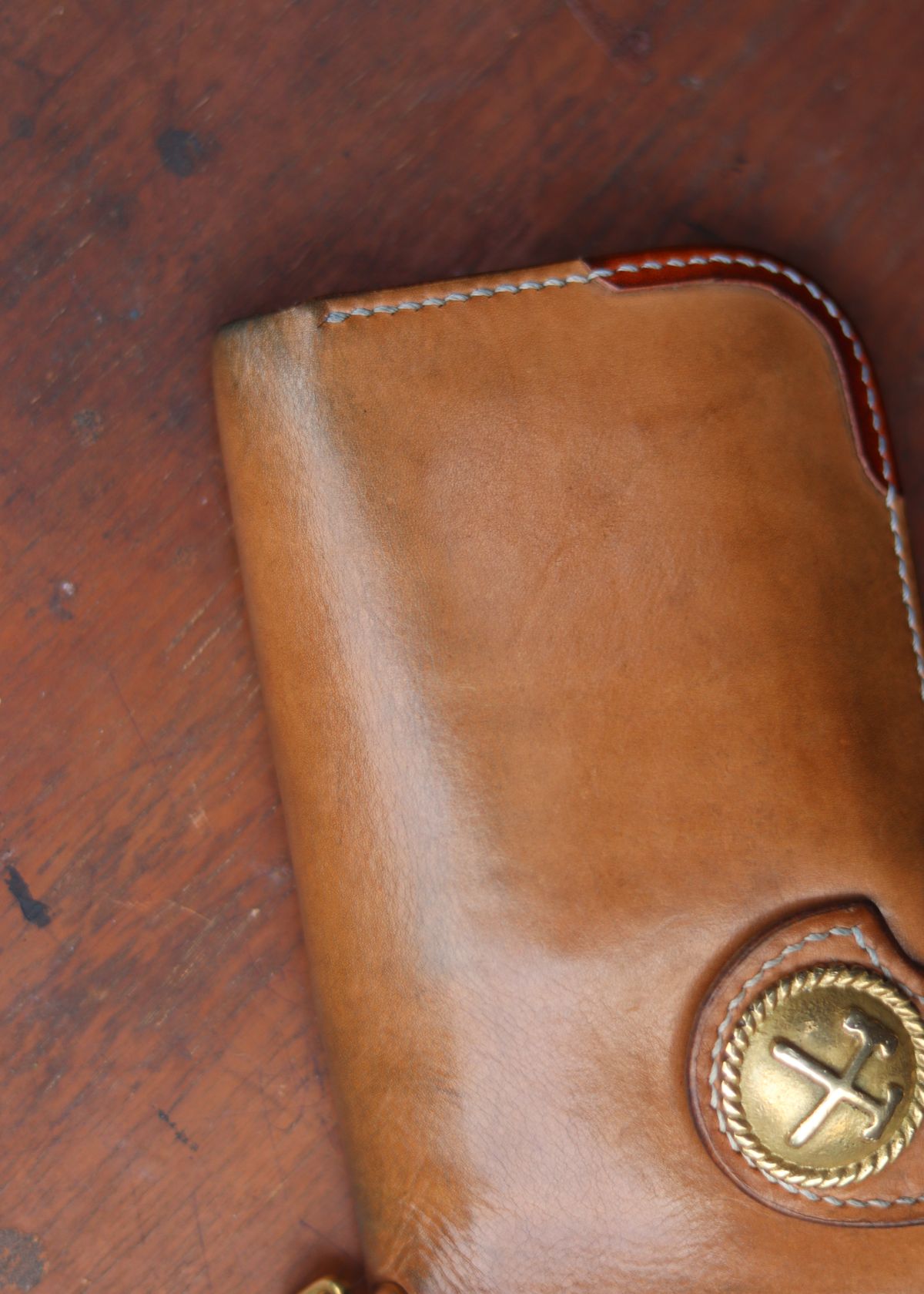 Photo by januardwijuang on March 1, 2026 of the Siege Leather Middle Concho Wallet in Indonesian Natural Veg Tan.