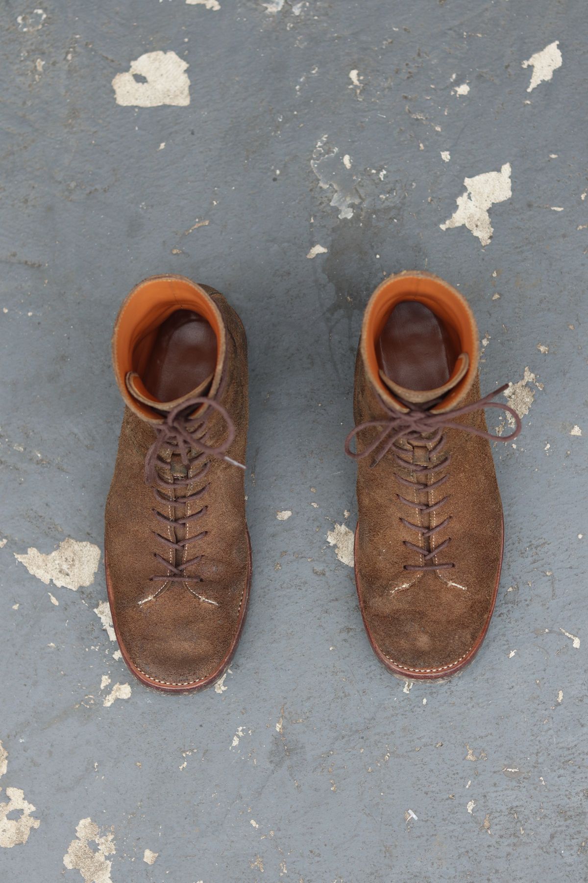 Photo by januardwijuang on December 2, 2022 of the Briselblack The Buck Wholecut Lace to Toe in Horween Natural Chromexcel Roughout.