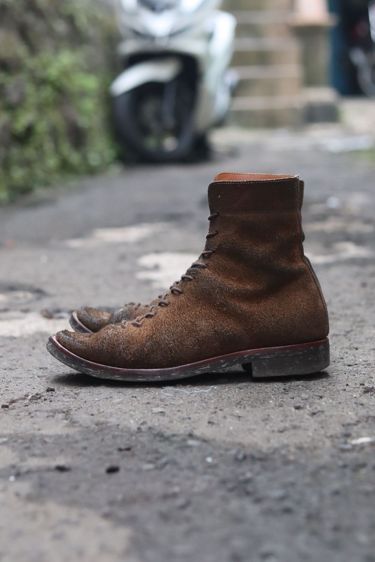 Photo by januardwijuang on February 1, 2023 of the Briselblack The Buck Wholecut Lace to Toe in Horween Natural Chromexcel Roughout.