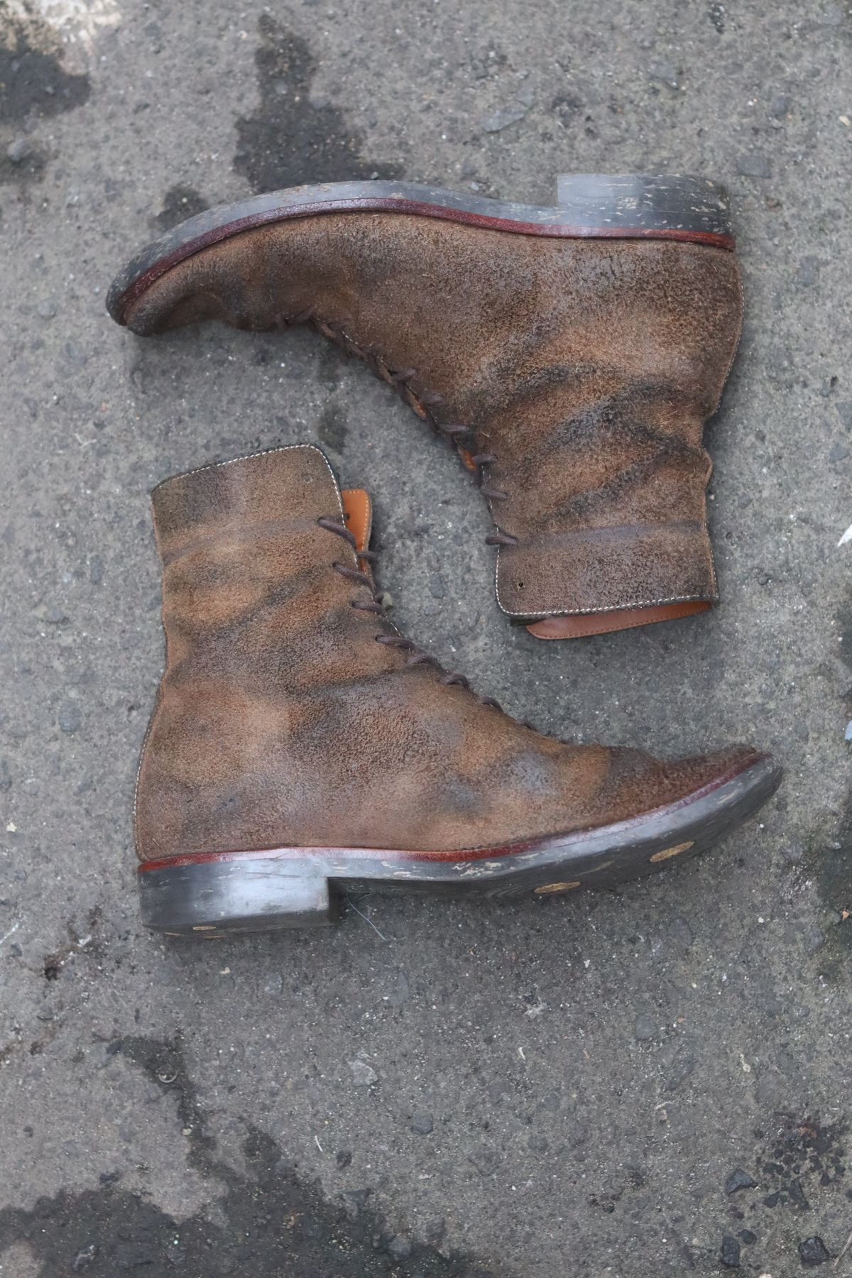Photo by januardwijuang on February 1, 2023 of the Briselblack The Buck Wholecut Lace to Toe in Horween Natural Chromexcel Roughout.