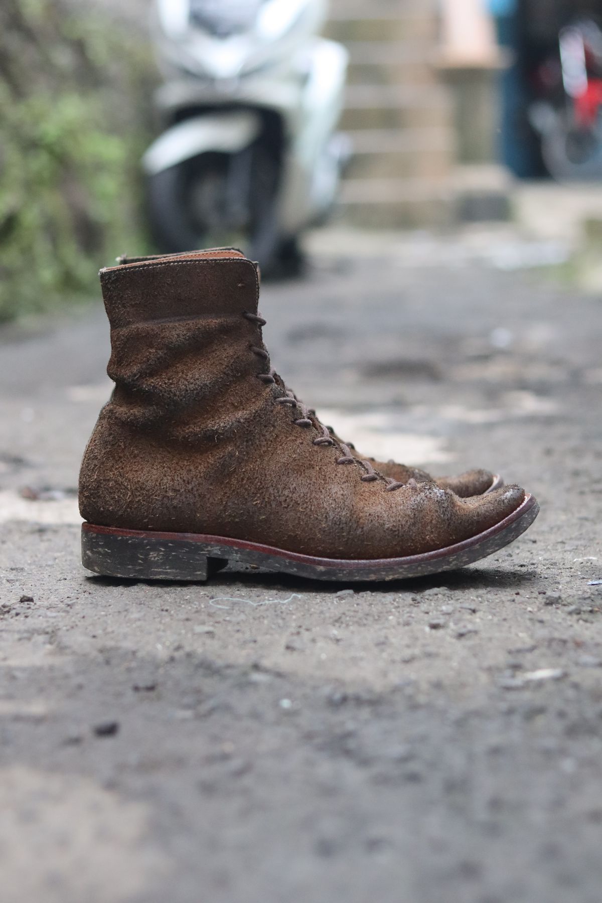 Photo by januardwijuang on February 1, 2023 of the Briselblack The Buck Wholecut Lace to Toe in Horween Natural Chromexcel Roughout.