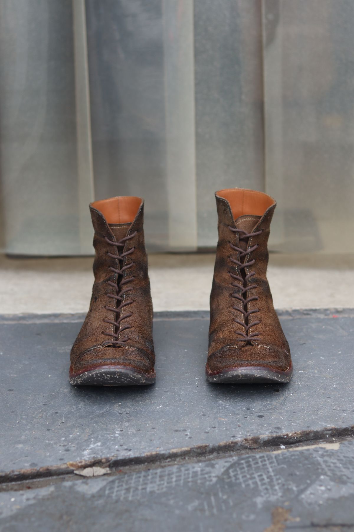 Photo by januardwijuang on March 2, 2023 of the Briselblack The Buck Wholecut Lace to Toe in Horween Natural Chromexcel Roughout.