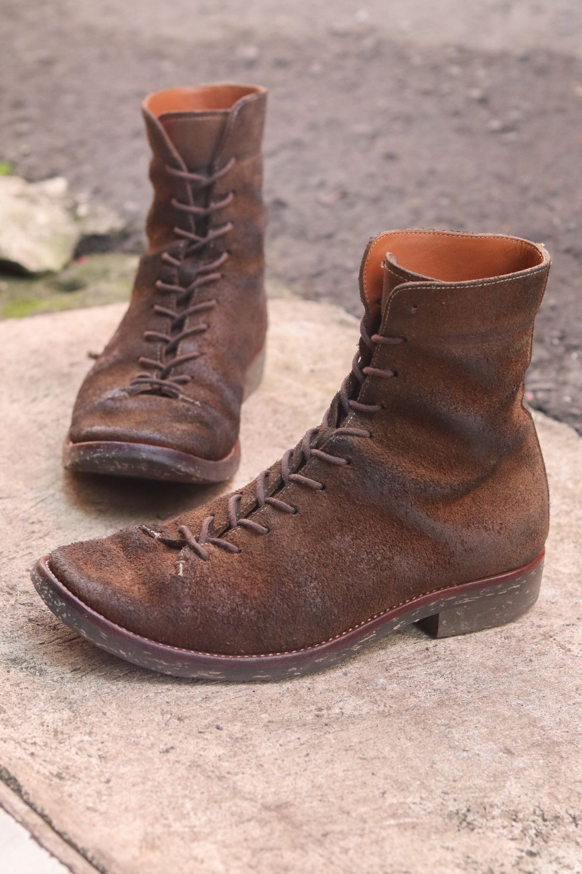 Photo by januardwijuang on April 2, 2023 of the Briselblack The Buck Wholecut Lace to Toe in Horween Natural Chromexcel Roughout.