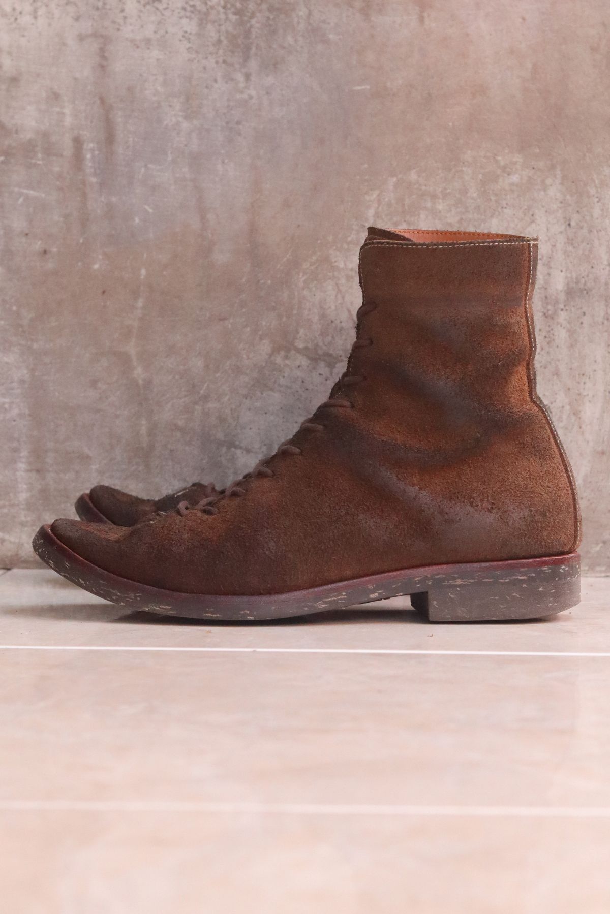 Photo by januardwijuang on April 2, 2023 of the Briselblack The Buck Wholecut Lace to Toe in Horween Natural Chromexcel Roughout.