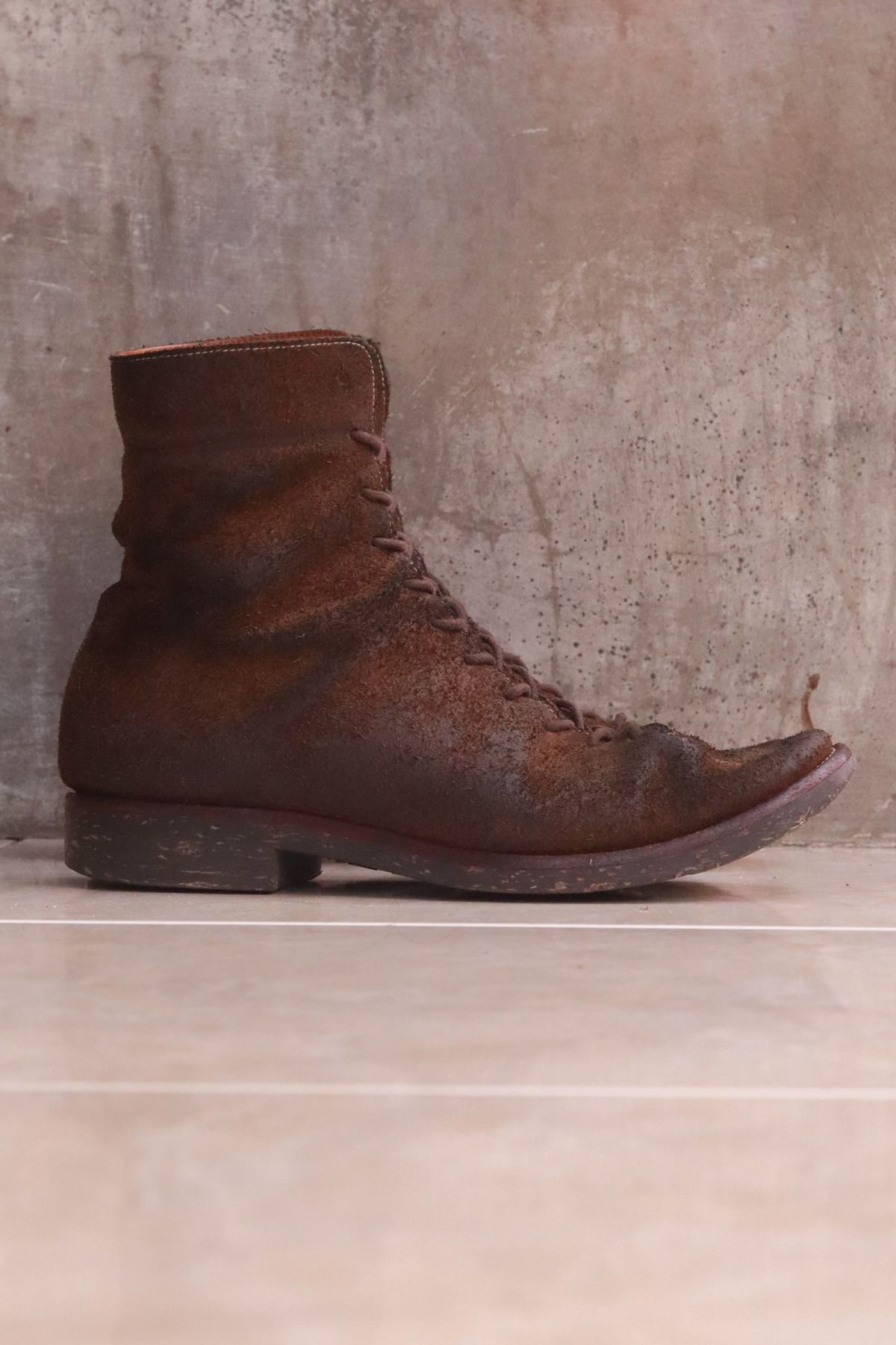 Photo by januardwijuang on April 2, 2023 of the Briselblack The Buck Wholecut Lace to Toe in Horween Natural Chromexcel Roughout.