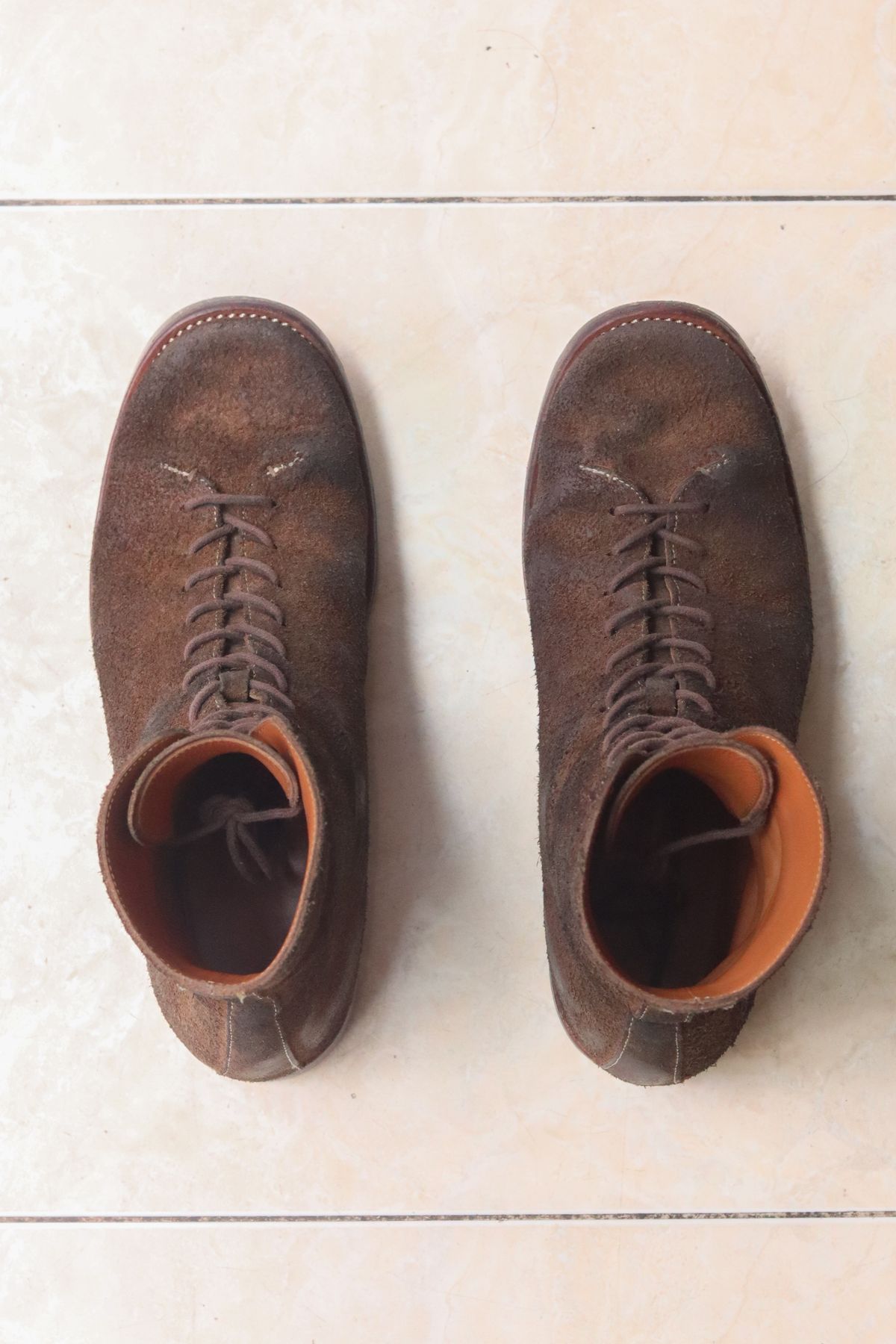 Photo by januardwijuang on April 2, 2023 of the Briselblack The Buck Wholecut Lace to Toe in Horween Natural Chromexcel Roughout.