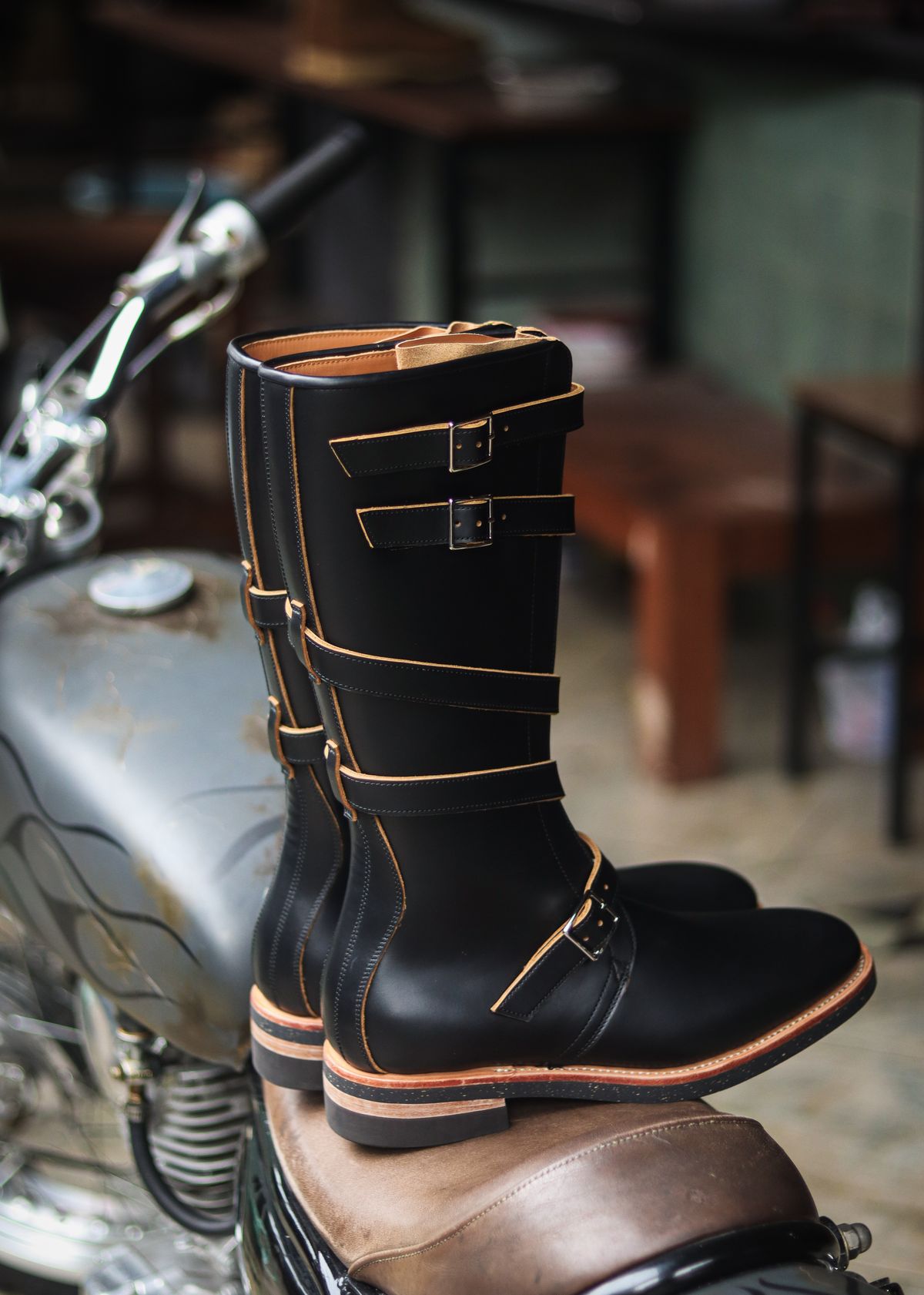 Photo by januardwijuang on September 28, 2025 of the Briselblack The Hanker Tanker Boots in S.B. Foot Tannery Black Dawson.