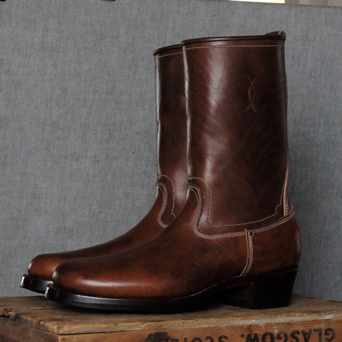 Photo by marens33 on January 5, 2026 of the Unsung Coachman in Maryam Toscanello Horsebutt Overdyed Walnut.