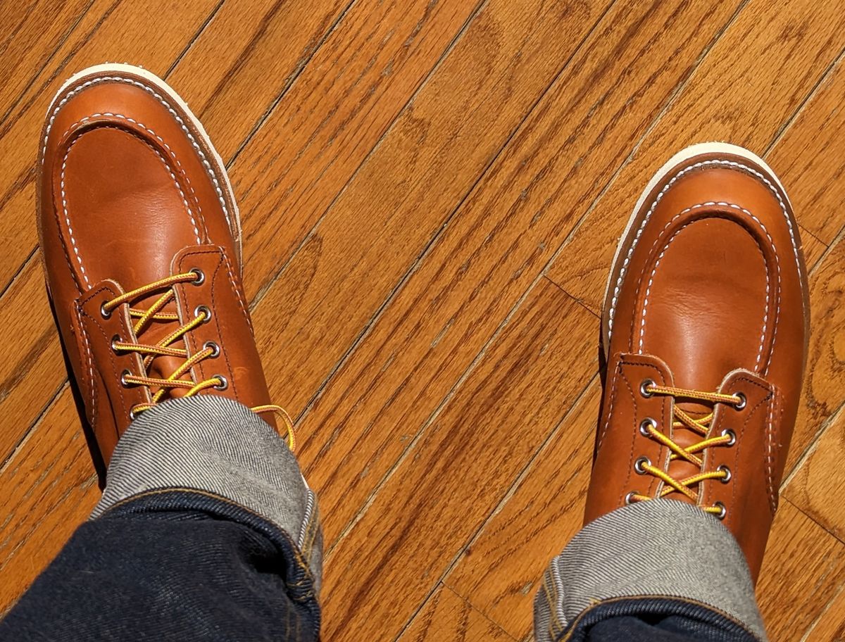 Photo by StinkyWizzleTeets14 on May 2, 2023 of the Red Wing 6-Inch Classic Moc in S.B. Foot Oro Legacy.