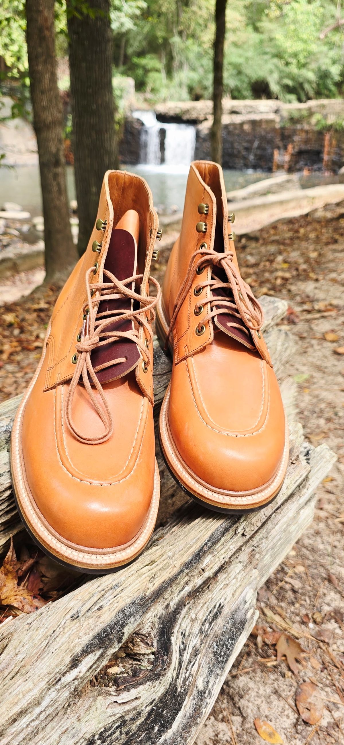 Photo by Rai on October 1, 2025 of the Grant Stone Brass Boot in Horween Tan Essex.