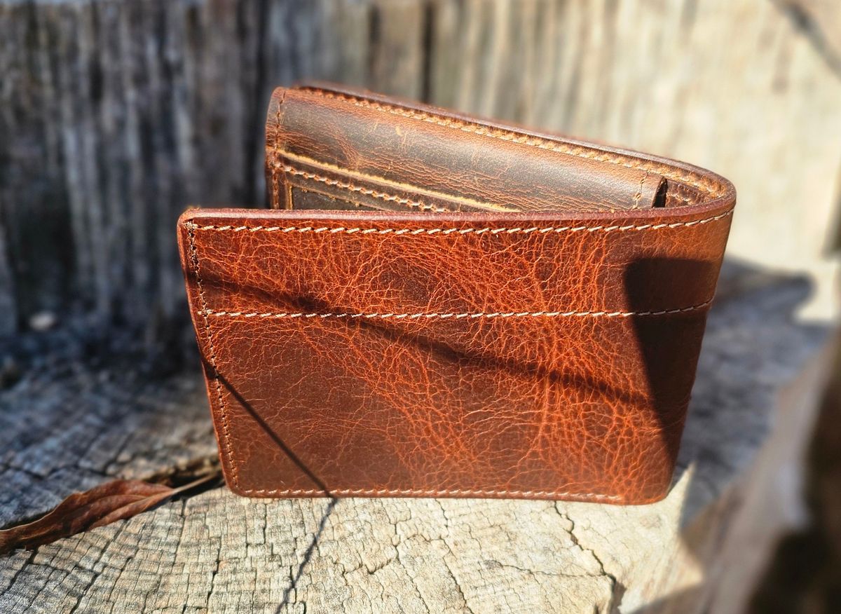 Photo by Mechanical_J on November 16, 2024 of the Duvall Leather Bifold Wallet With Window in Bison.