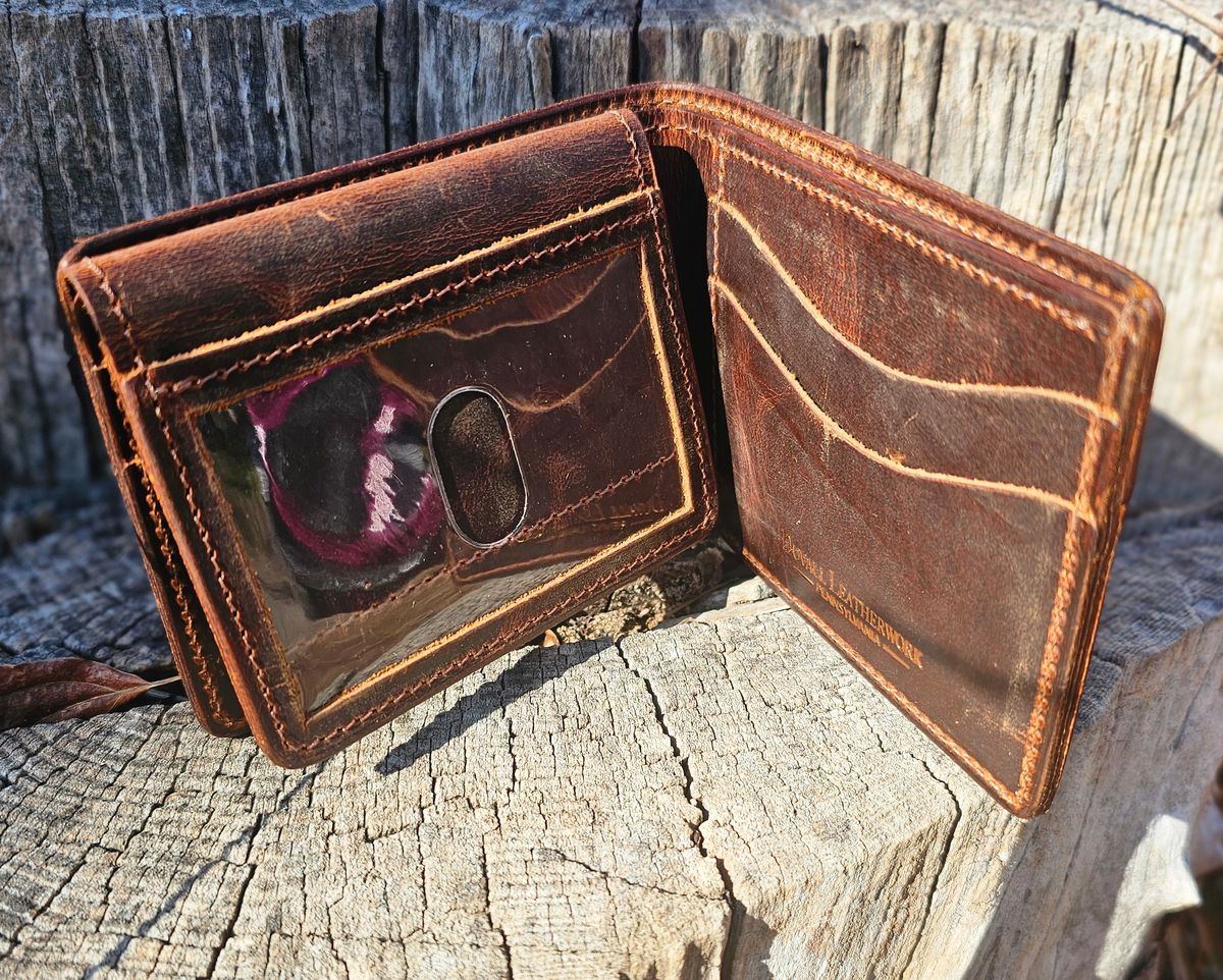 Photo by Mechanical_J on November 16, 2024 of the Duvall Leather Bifold Wallet With Window in Bison.