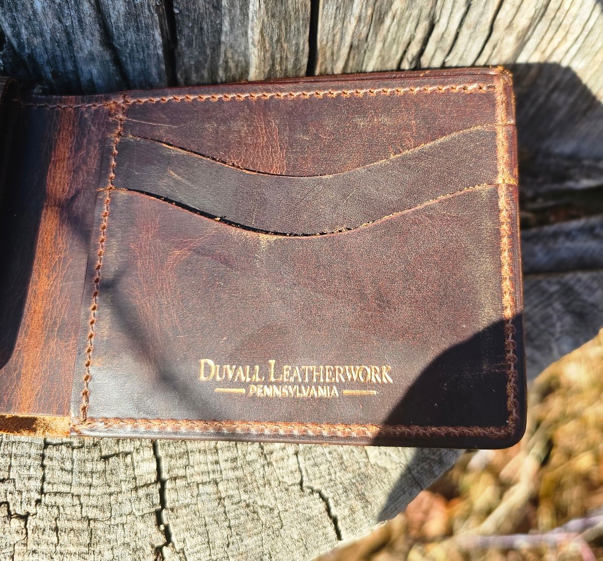 Photo by Mechanical_J on November 16, 2024 of the Duvall Leather Bifold Wallet With Window in Bison.