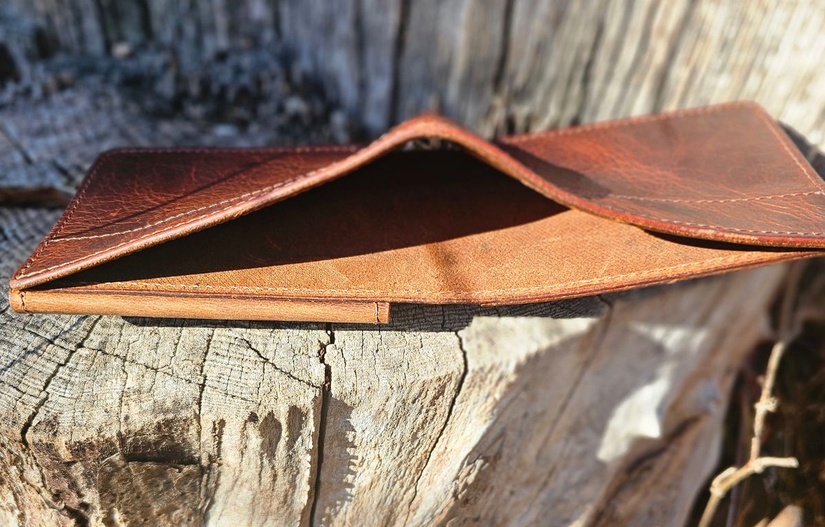 Photo by Mechanical_J on November 16, 2024 of the Duvall Leather Bifold Wallet With Window in Bison.