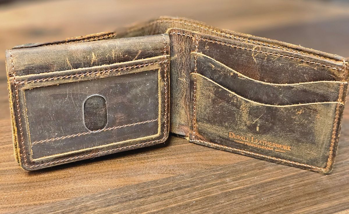 Photo by Mechanical_J on January 5, 2025 of the Duvall Leather Bifold Wallet With Window in Bison.