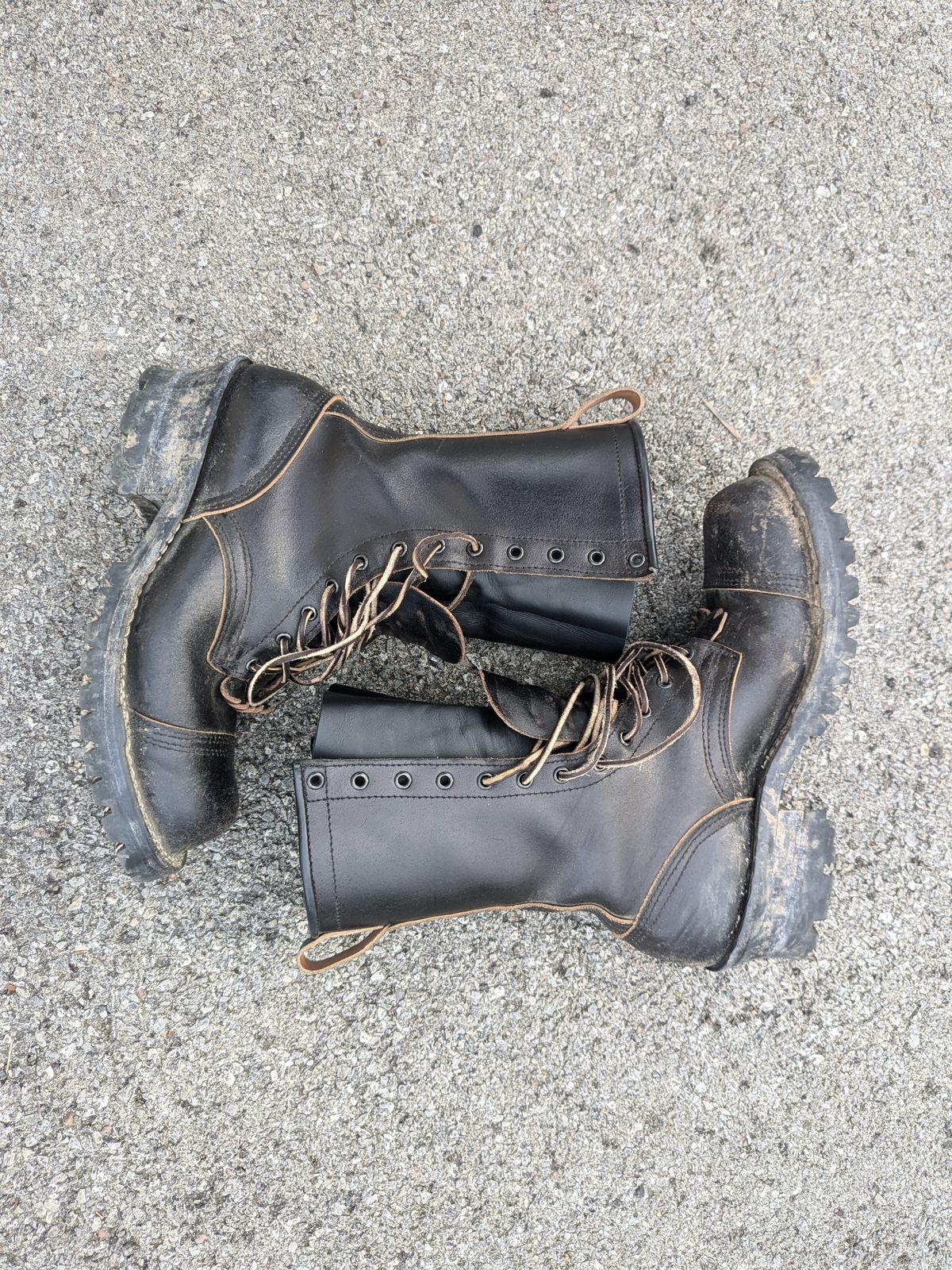 Photo by drunkishly on November 5, 2024 of the Nicks MTO in Horween Black Waxed Flesh.