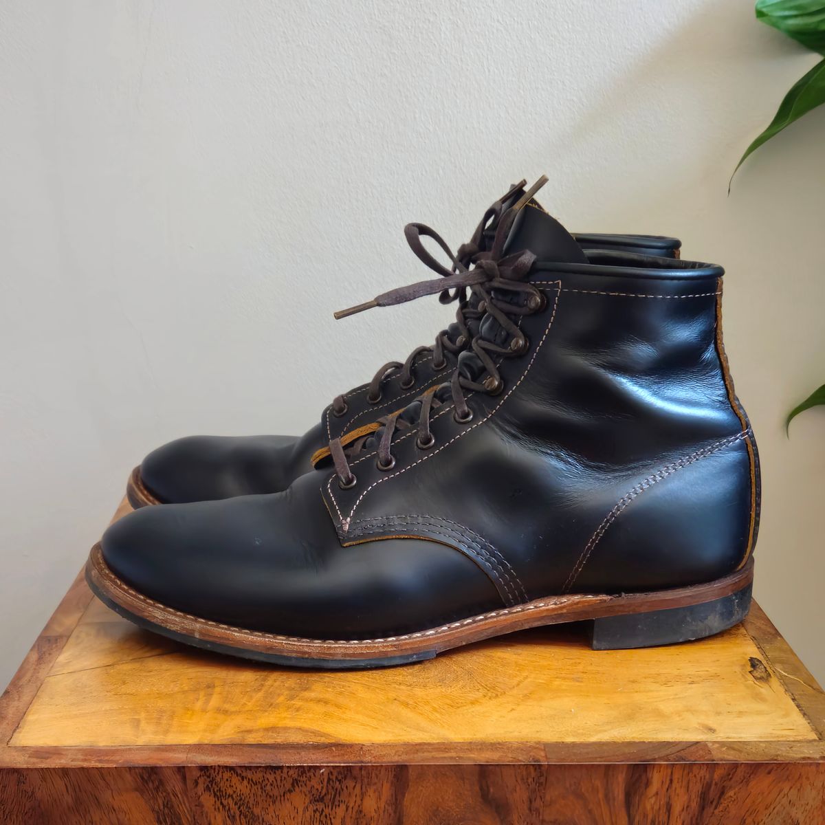 Photo by kudusole on December 1, 2023 of the Red Wing Beckman Flatbox in S.B. Foot Black Klondike.