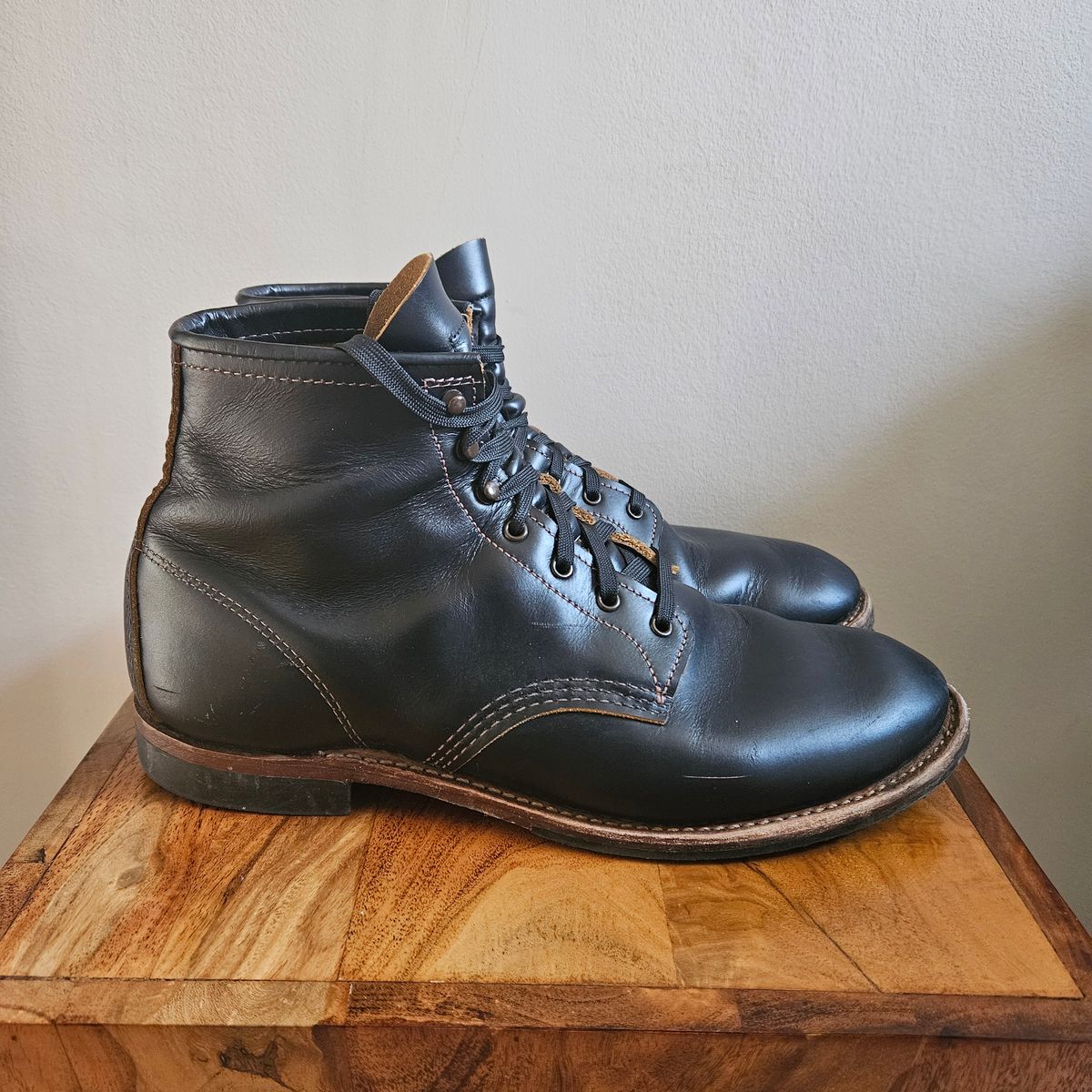 Photo by kudusole on February 1, 2024 of the Red Wing Beckman Flatbox in S.B. Foot Black Klondike.