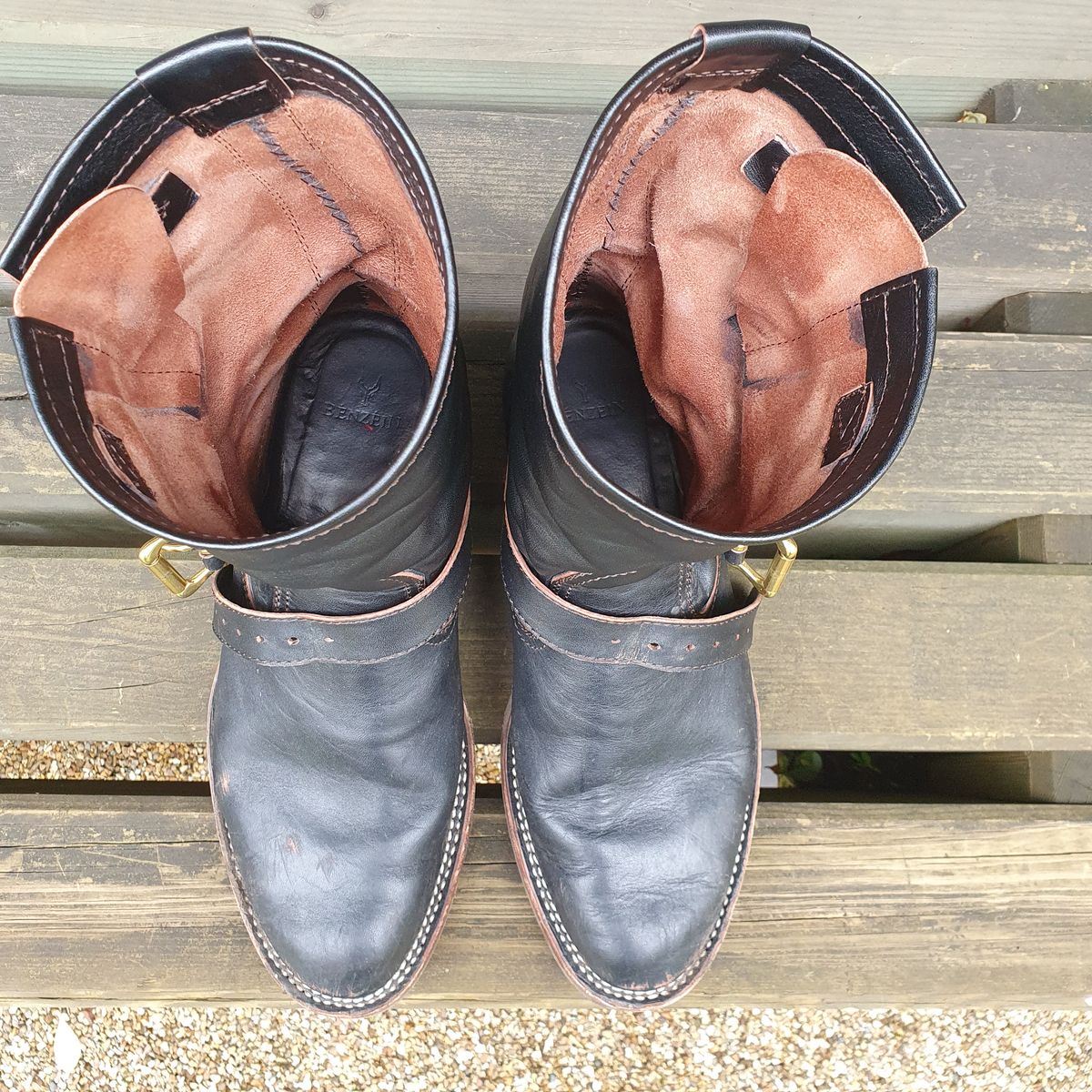 Photo by kudusole on April 1, 2023 of the Benzein The Keeper Engineer Boot in Shinki Black Latigo Teacore Horsehide.