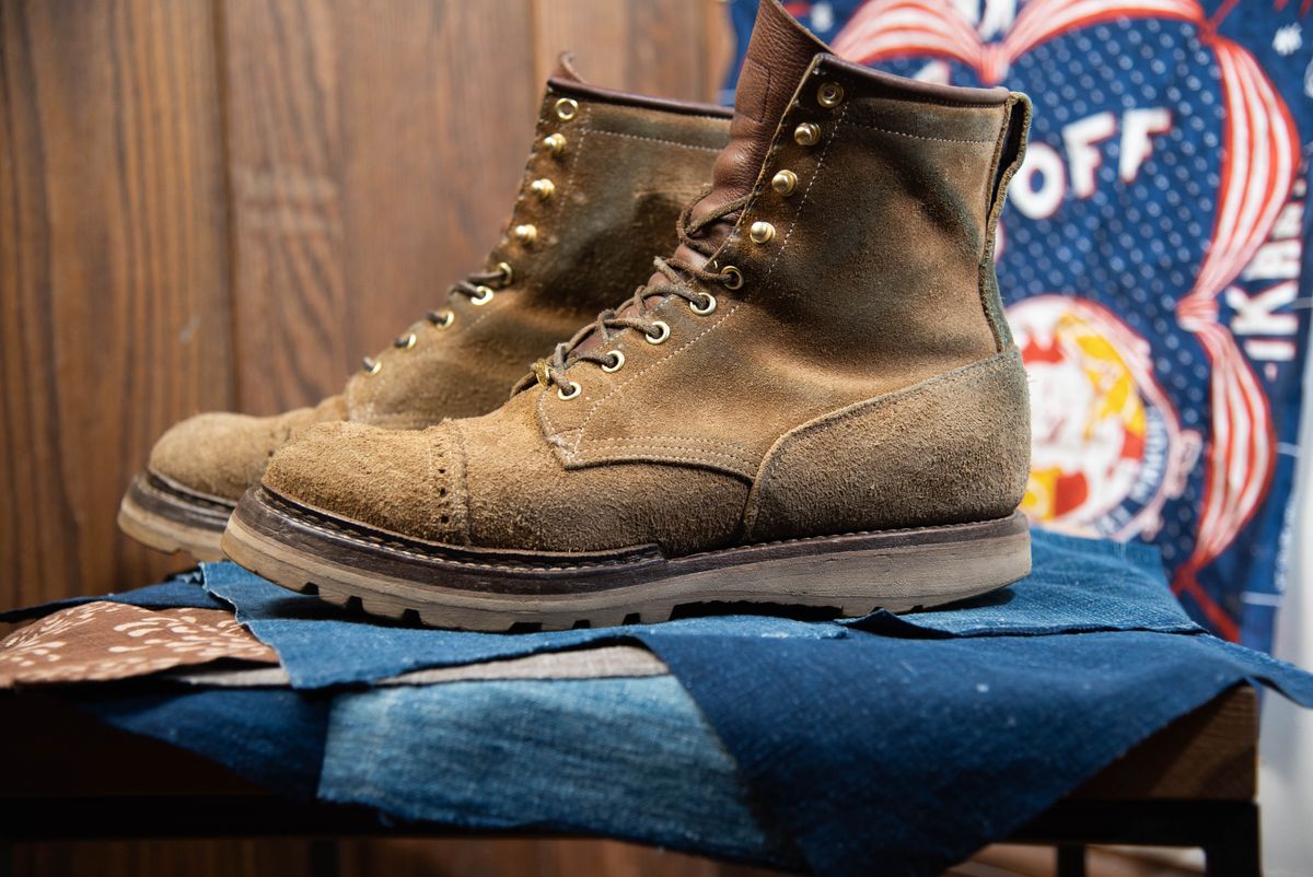 Photo by cozzie on April 6, 2024 of the Rolling Dub Trio Forester II Boot in Nakamura Sennosuke Shoten Dark Beige Suede.