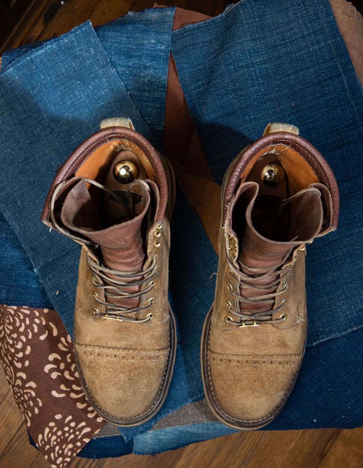 Photo by cozzie on April 6, 2024 of the Rolling Dub Trio Forester II Boot in Nakamura Sennosuke Shoten Dark Beige Suede.