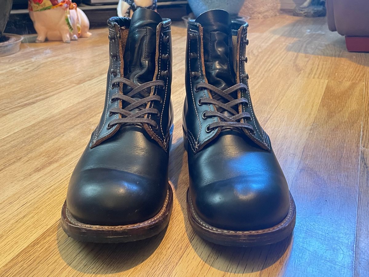 Photo by Ender on November 5, 2022 of the Red Wing Beckman Flatbox in S.B. Foot Black Klondike.