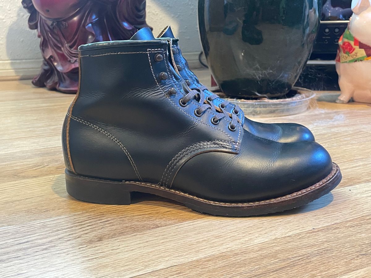 Photo by Ender on November 5, 2022 of the Red Wing Beckman Flatbox in S.B. Foot Black Klondike.