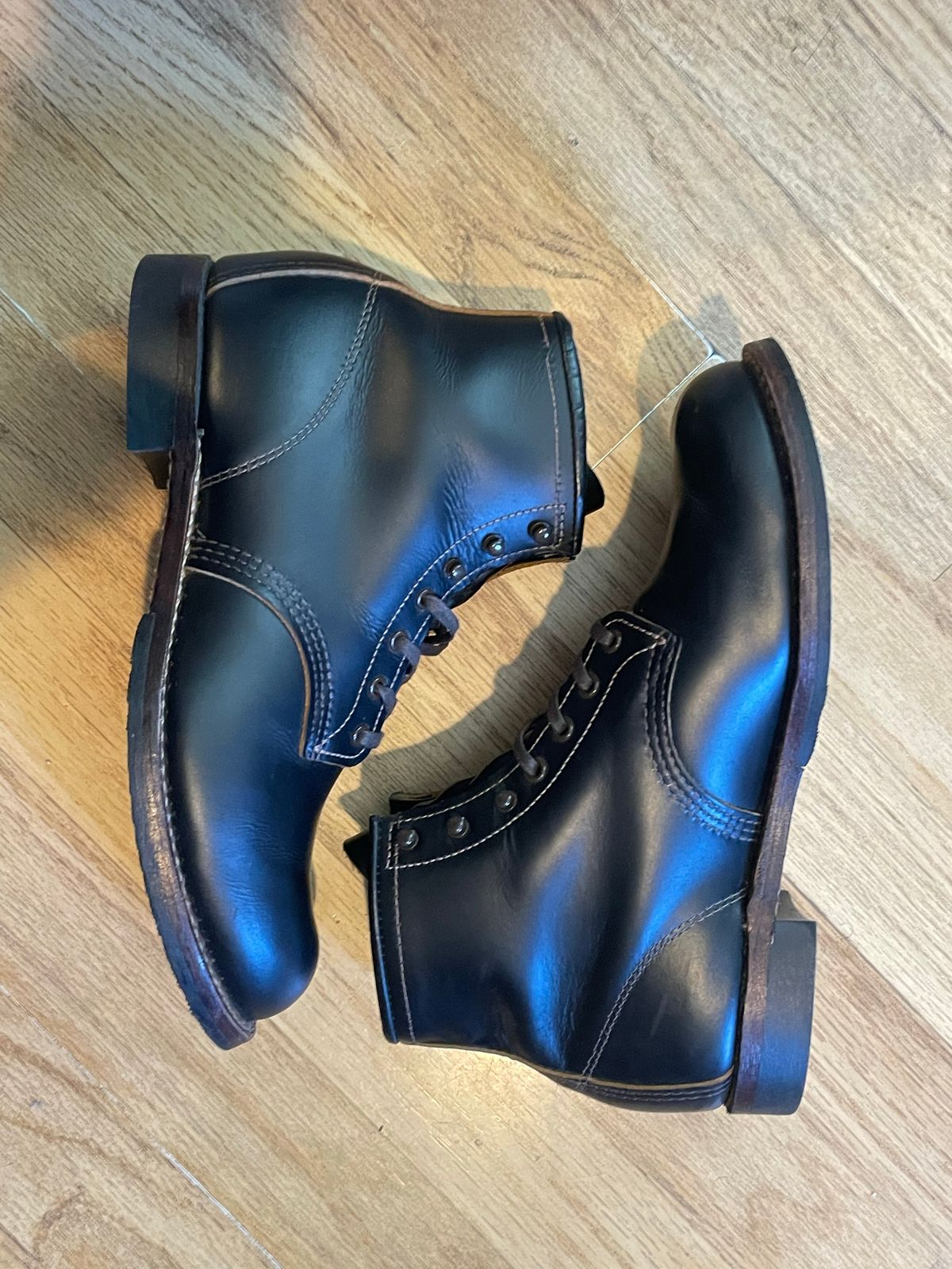 Photo by Ender on November 5, 2022 of the Red Wing Beckman Flatbox in S.B. Foot Black Klondike.