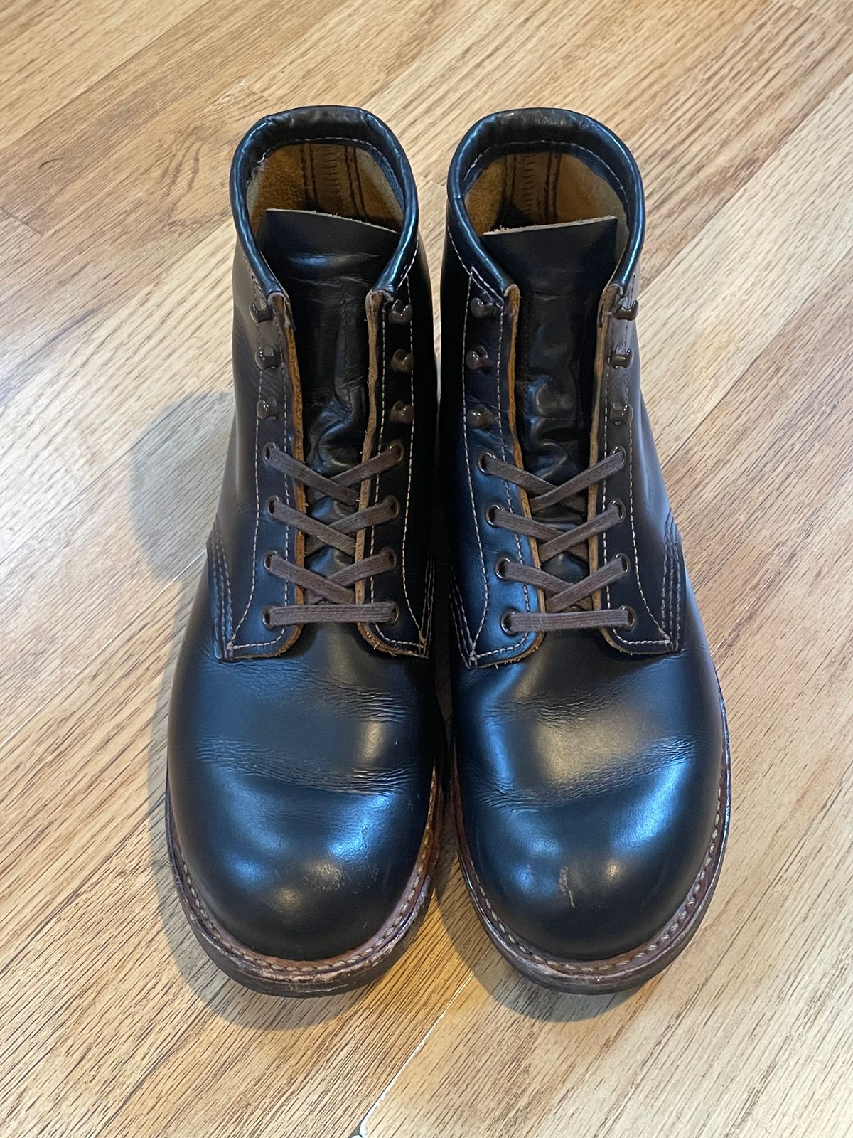 Photo by Ender on January 5, 2023 of the Red Wing Beckman Flatbox in S.B. Foot Black Klondike.
