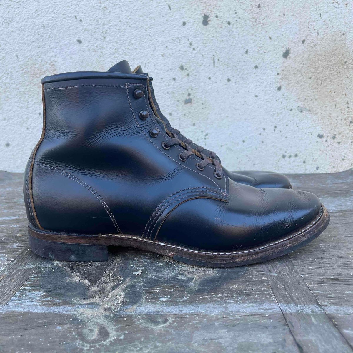 Photo by Ender on March 2, 2023 of the Red Wing Beckman Flatbox in S.B. Foot Black Klondike.