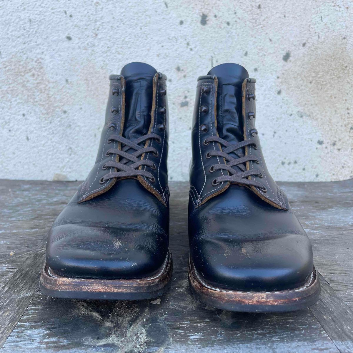 Photo by Ender on March 2, 2023 of the Red Wing Beckman Flatbox in S.B. Foot Black Klondike.