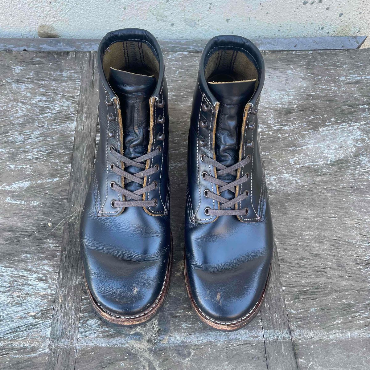 Photo by Ender on March 2, 2023 of the Red Wing Beckman Flatbox in S.B. Foot Black Klondike.