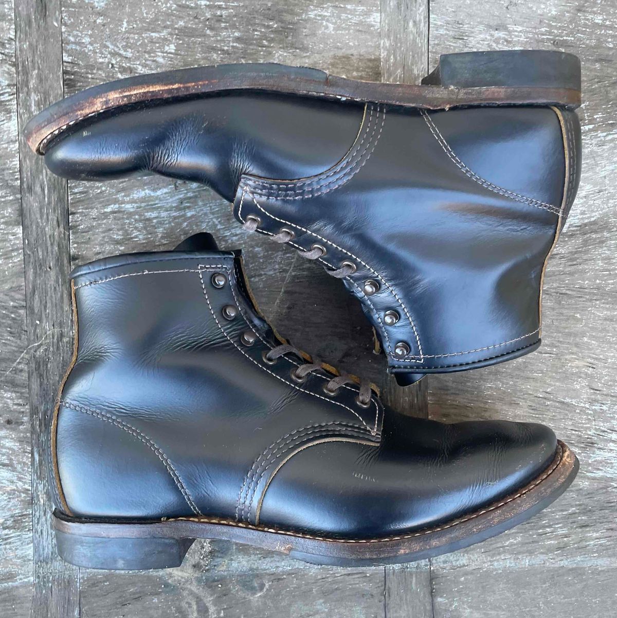 Photo by Ender on March 2, 2023 of the Red Wing Beckman Flatbox in S.B. Foot Black Klondike.
