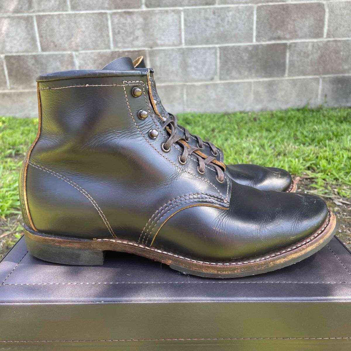 Photo by Ender on April 1, 2023 of the Red Wing Beckman Flatbox in S.B. Foot Black Klondike.