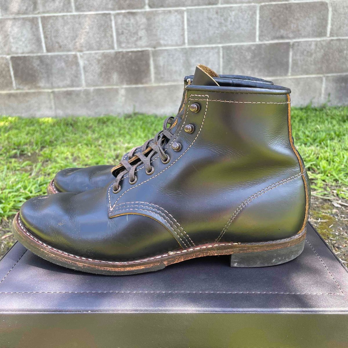 Photo by Ender on April 1, 2023 of the Red Wing Beckman Flatbox in S.B. Foot Black Klondike.