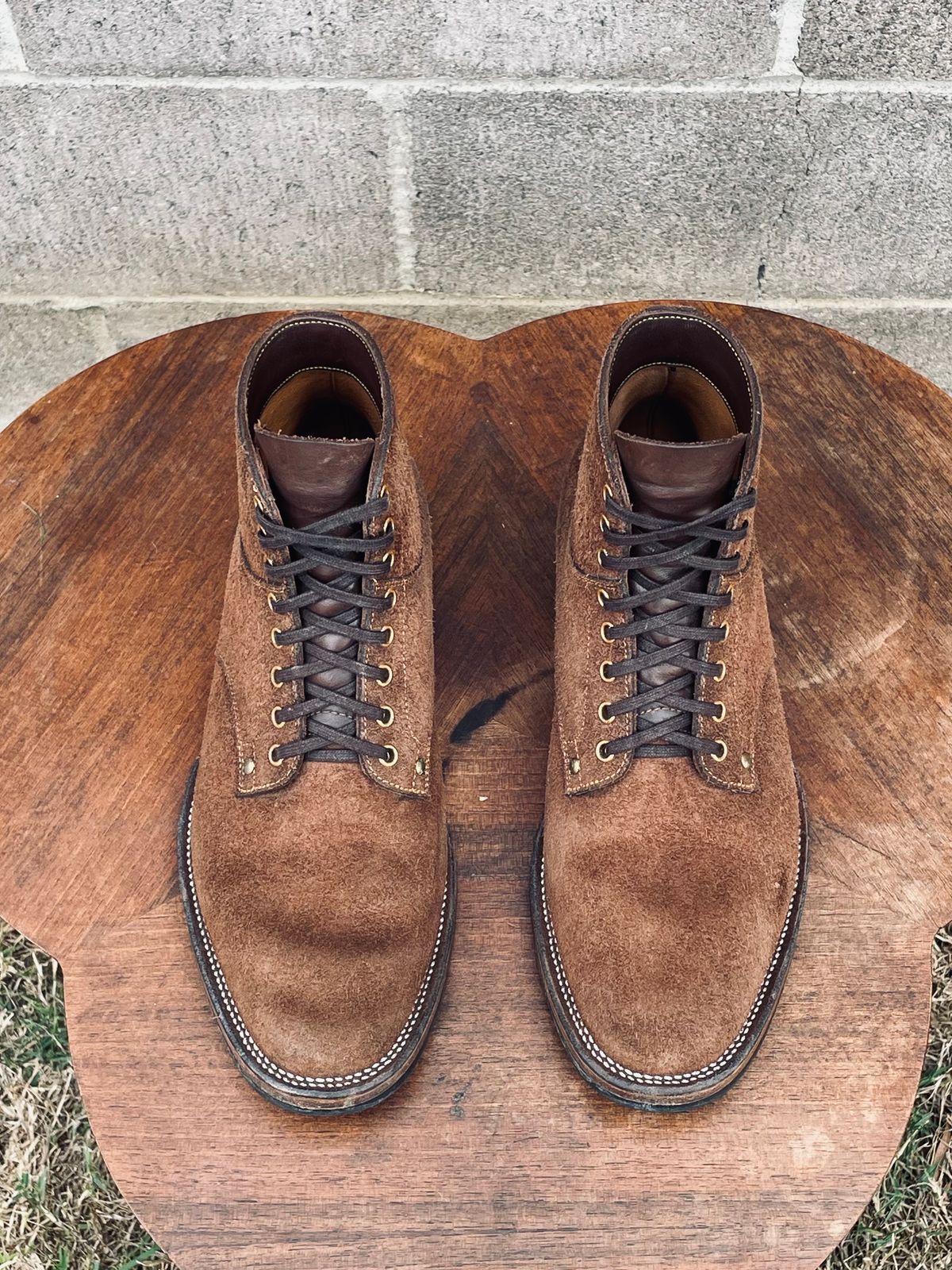 Photo by Ender on November 6, 2024 of the Iron Boots x Østmo Type 1 in Seidel Brown Oil Tan.