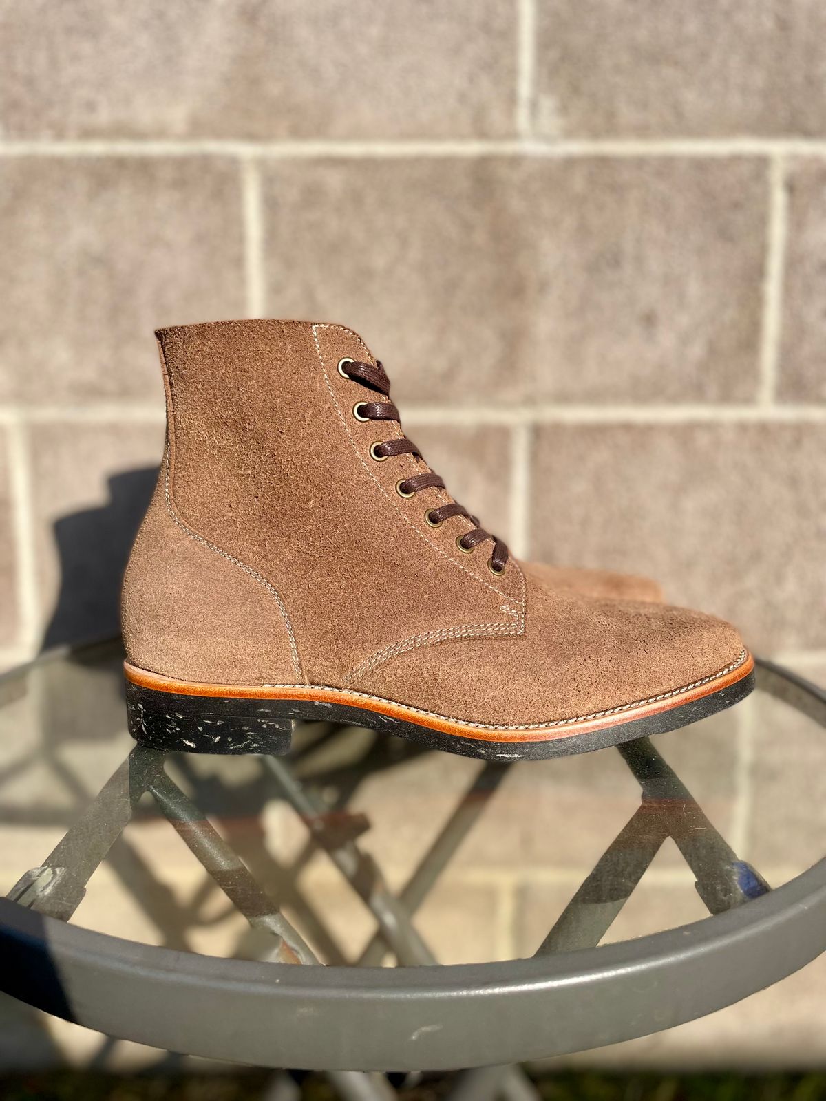 Photo by Ender on October 2, 2023 of the Briselblack The Hawk in Horween Natural Chromexcel Roughout.