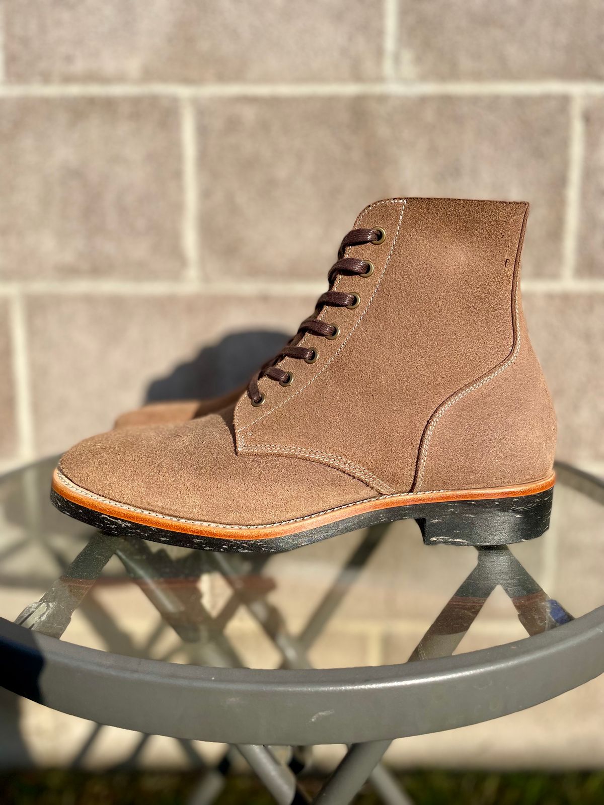 Photo by Ender on October 2, 2023 of the Briselblack The Hawk in Horween Natural Chromexcel Roughout.