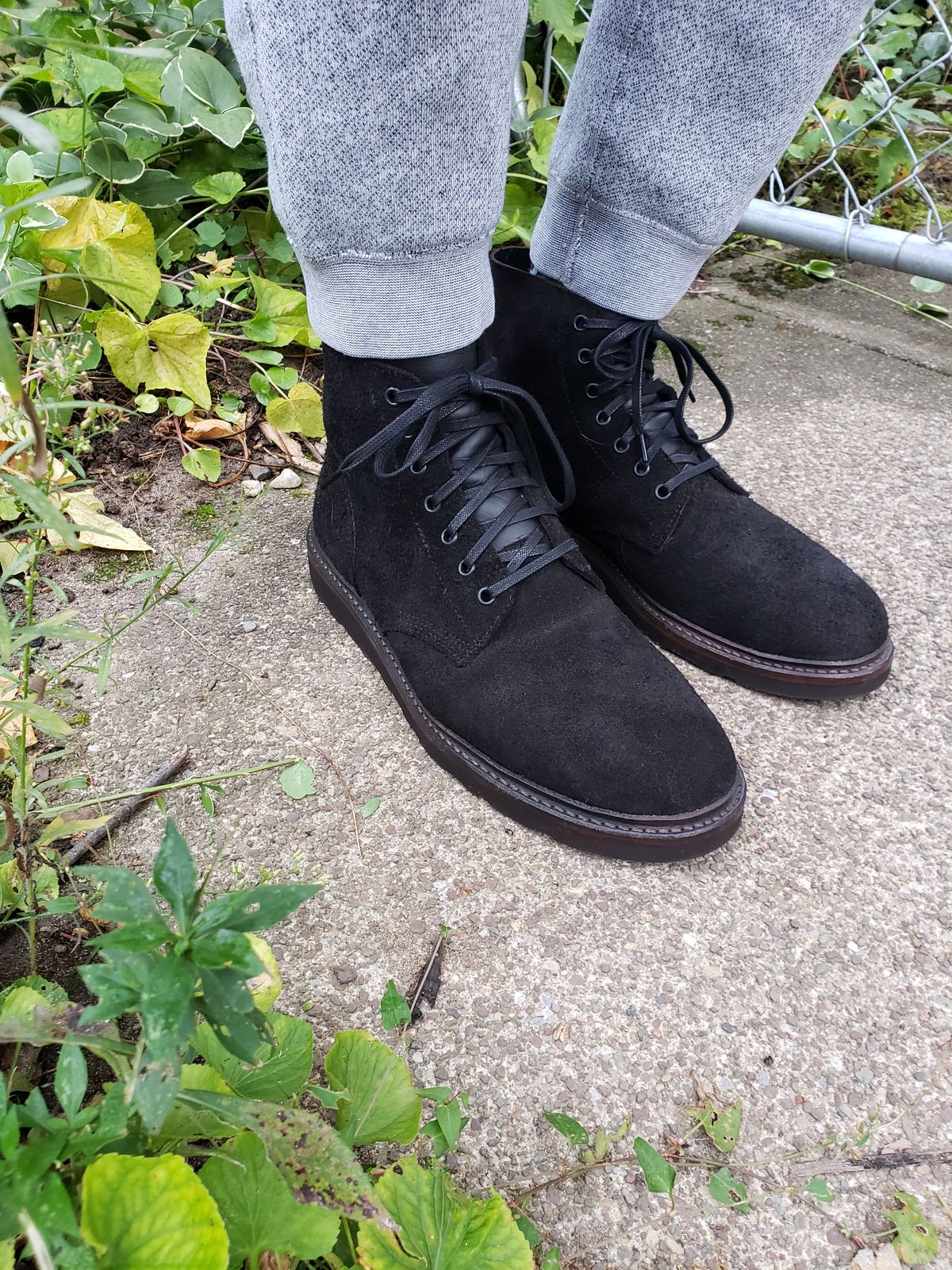 Photo by SneakyTurtle on October 1, 2022 of the Oak Street Bootmakers Field Boot in Seidel Black Oiled Congo Shrunken Bison Roughout.