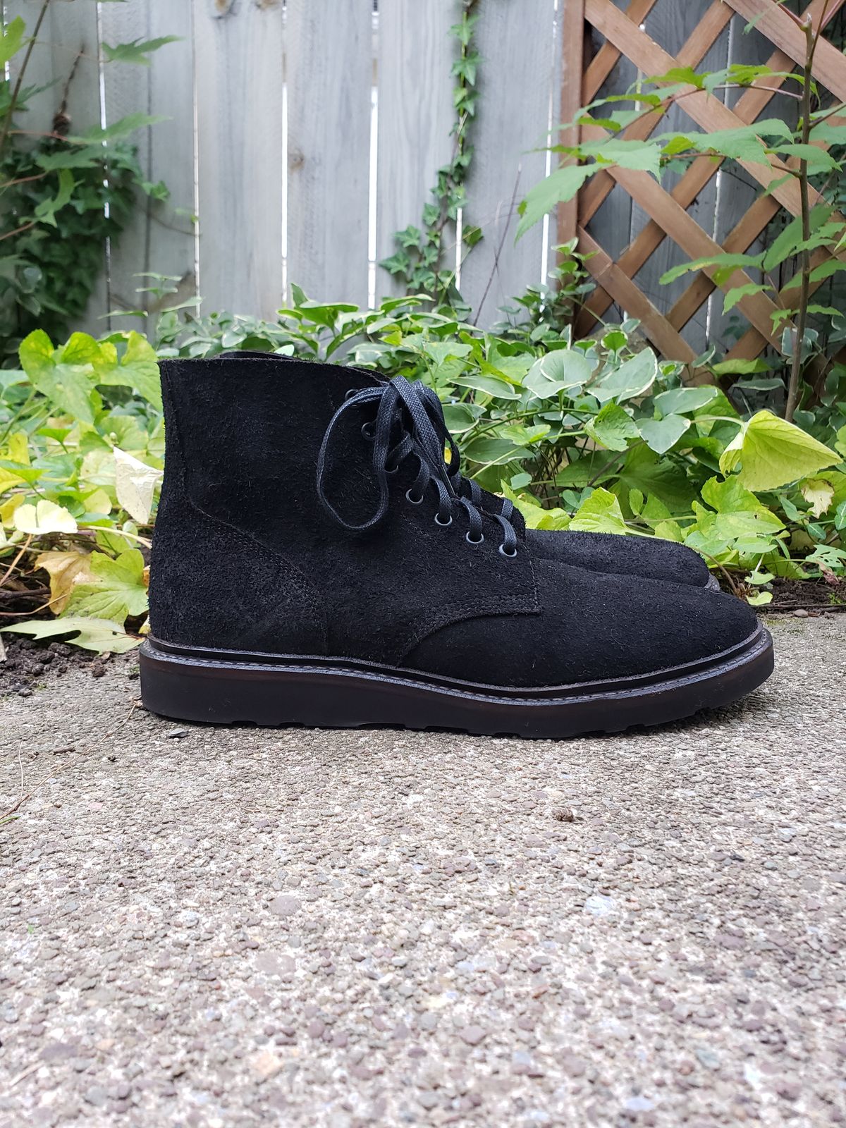 Photo by SneakyTurtle on October 1, 2022 of the Oak Street Bootmakers Field Boot in Seidel Black Oiled Congo Shrunken Bison Roughout.