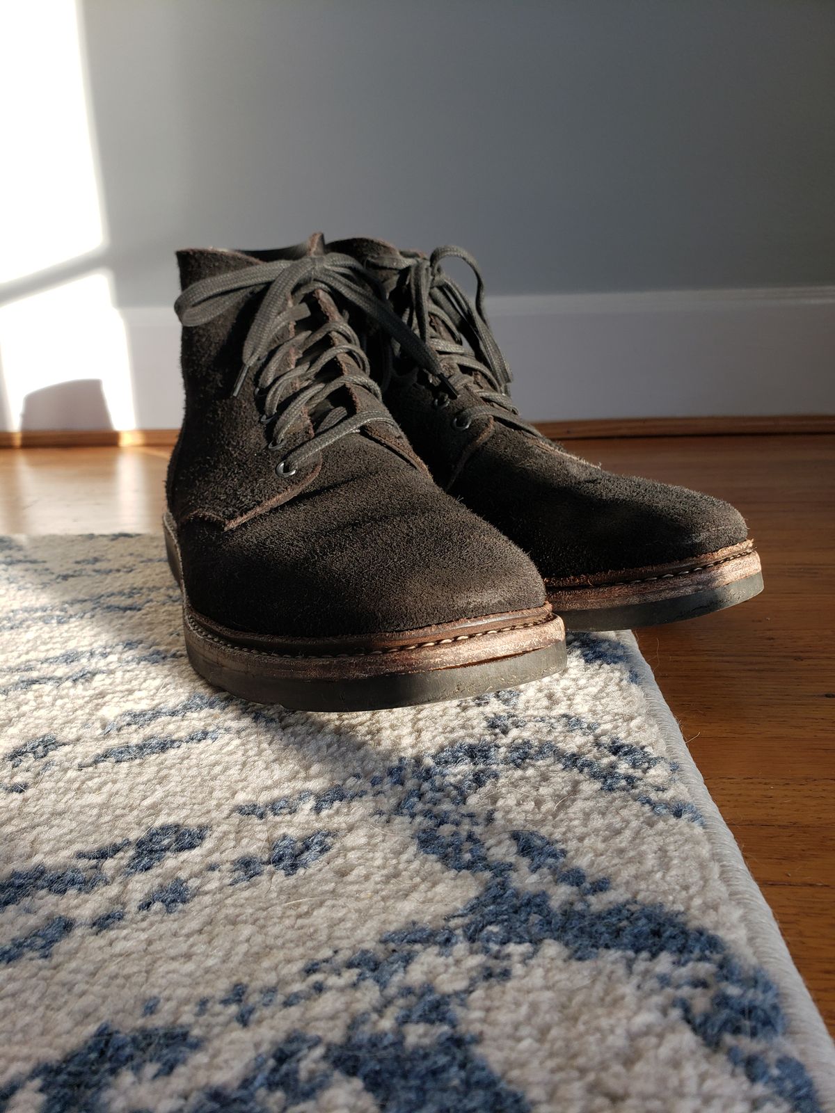 Photo by SneakyTurtle on December 1, 2022 of the Oak Street Bootmakers Field Boot in Seidel Black Oiled Congo Shrunken Bison Roughout.