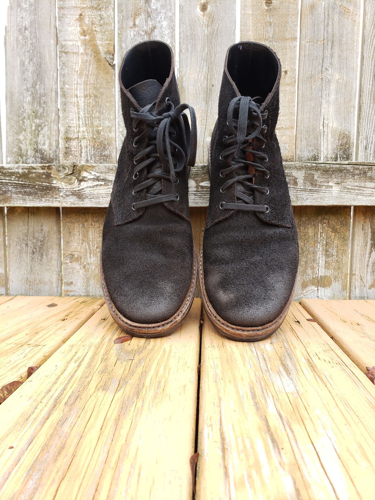Photo by SneakyTurtle on January 1, 2023 of the Oak Street Bootmakers Field Boot in Seidel Black Oiled Congo Shrunken Bison Roughout.